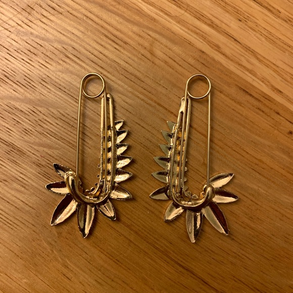 ⭐️ 2/$24 Fancy Gold Safety Pin Earrings ⭐️ - Picture 4 of 5